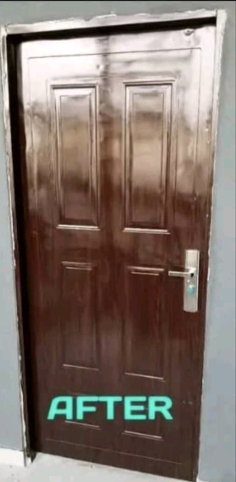Porte métallique propre après nettoyage